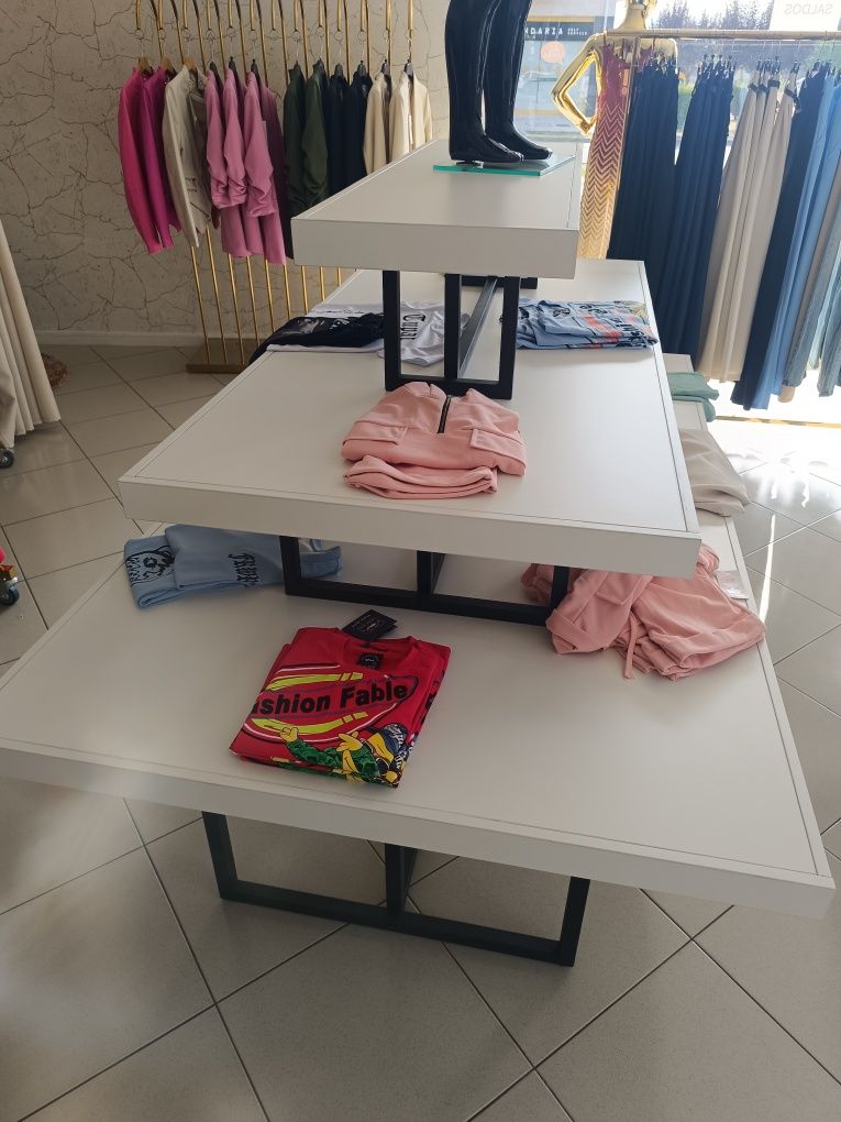 Mesa com 3 divisões para Loja
