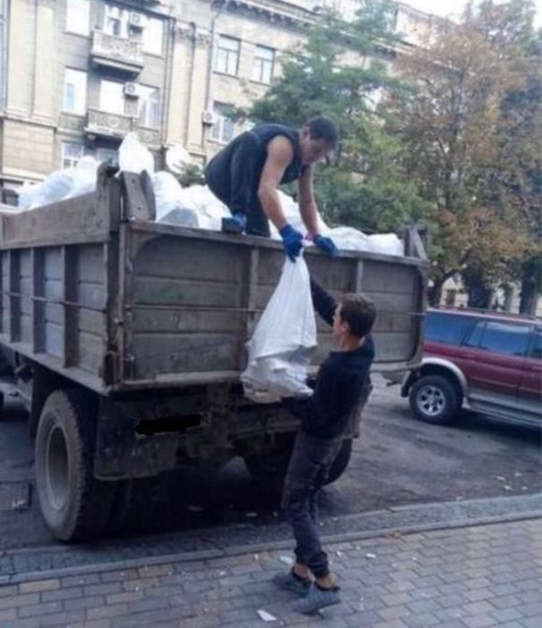 Вывоз старой мебели, хлама с квартиры и дома Грузчики  Утилизация Выво