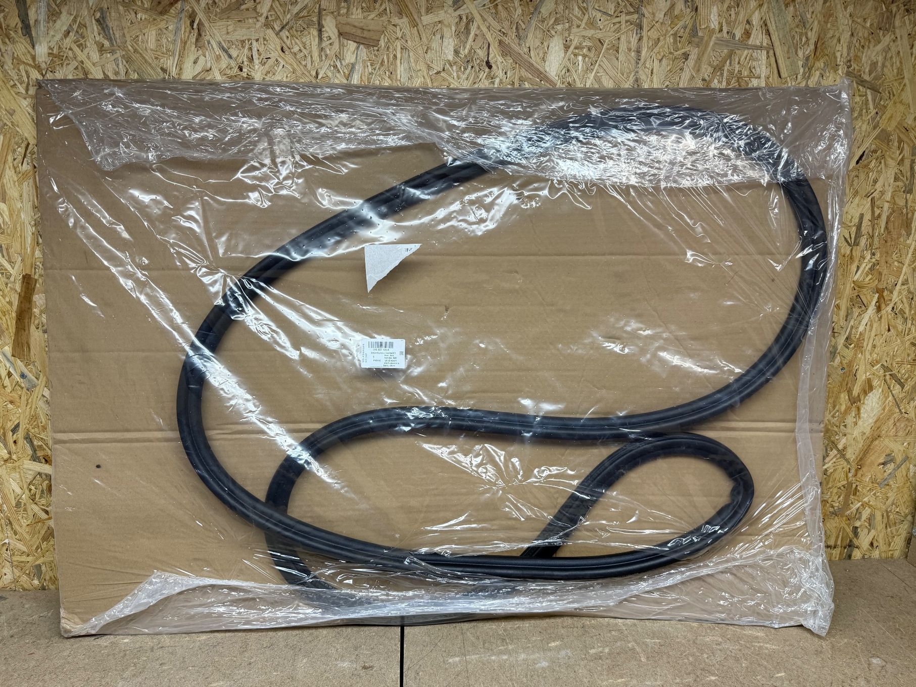 USZCZELKA KLAPY BAGAŻNIKA VOLKSWAGEN TIGUAN I 5N0 5N0827705A