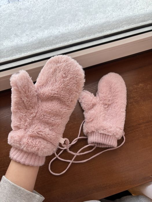 puszyste różowe rękawiczki ze sznurkiem sinsay