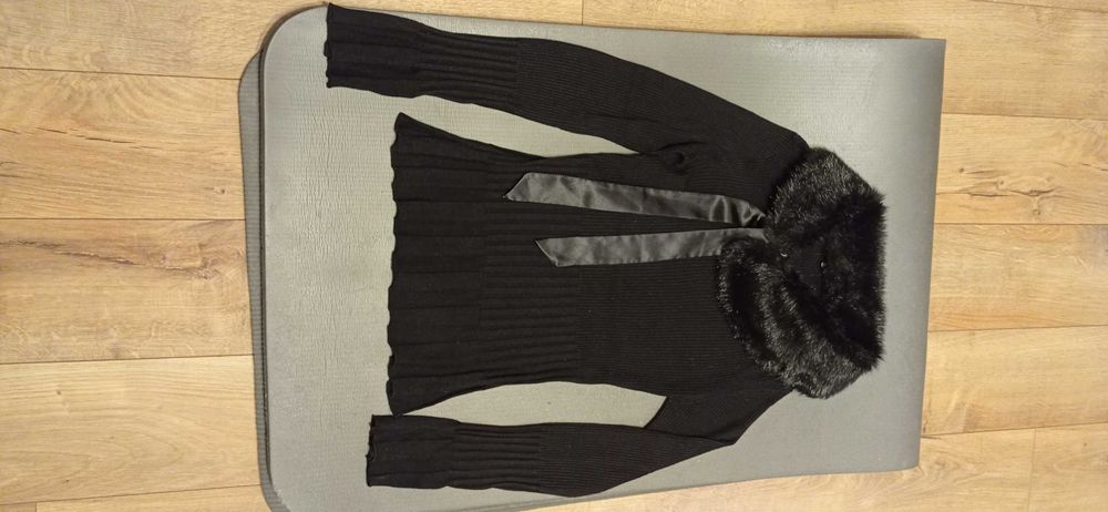 Sweterek damski z futrzanym odpinanym kolnierzem