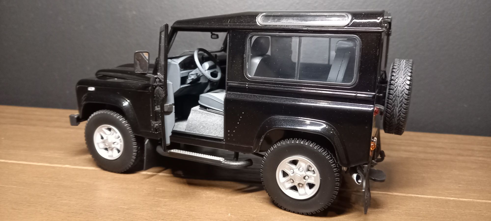 1:18 Land Rover Defender