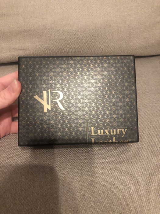 Czarny portfel, skórzany, nowy w pudełku