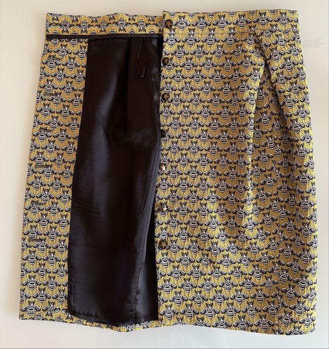 Юбка на пуговицах .