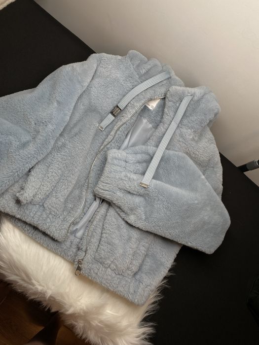 Kurtka z kapturem Bershka niebieska