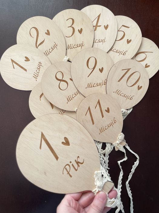 Деревʼяні таблички з номерами