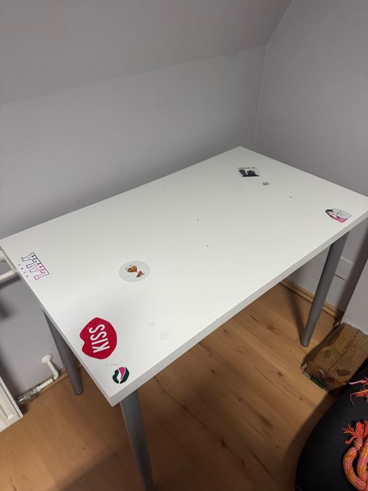 Biurko z regulowanymi nogami