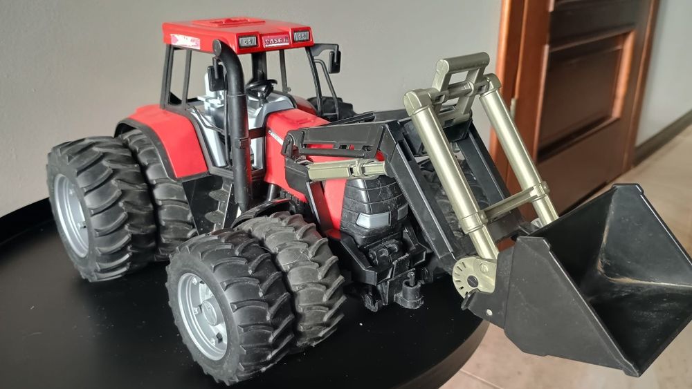 Traktor Bruder Case na bliźniakach z turem