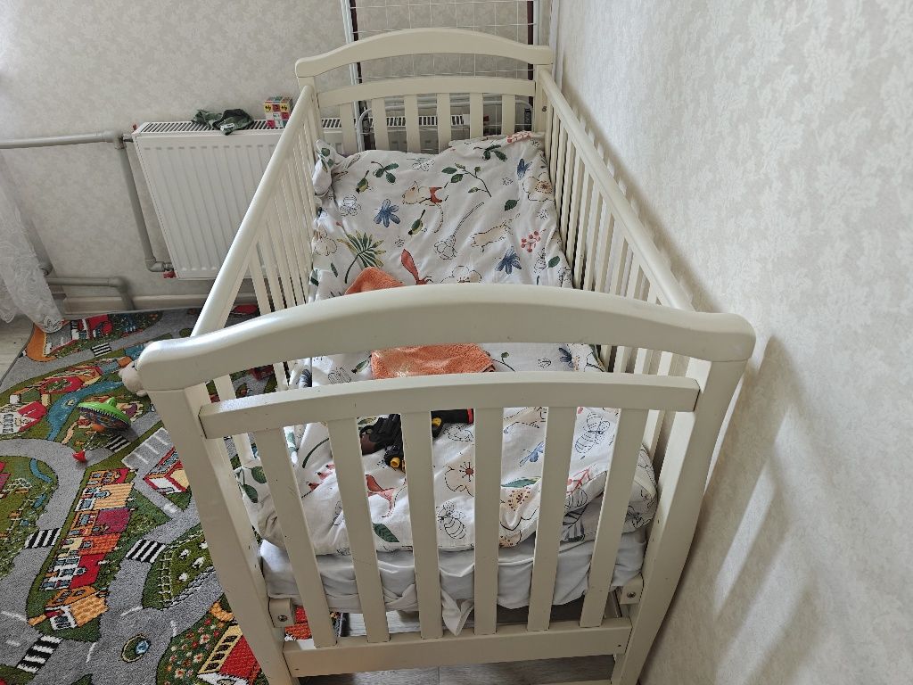 Продам кроватку дитячу з матрацом.