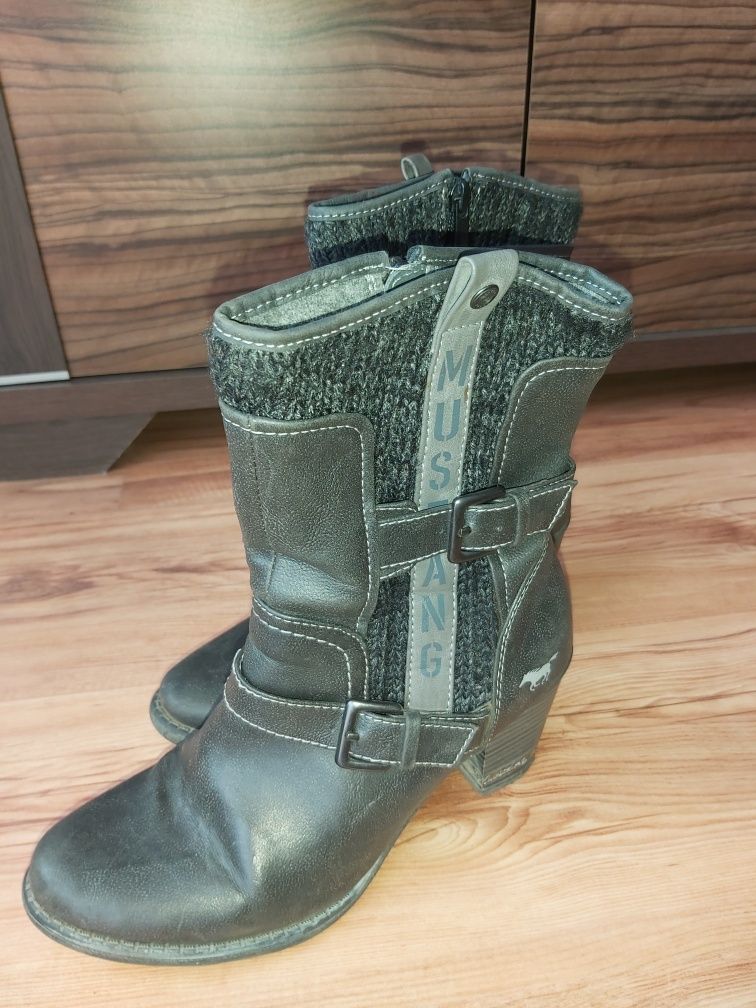 Buty "Mustang"cena 40 zł