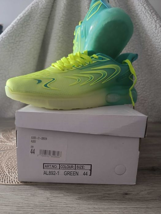Sneakersy ze Sznurowaniem
Ozdobione Cieniowaniem
Risare