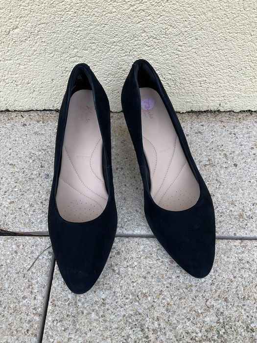 Buty, szpilki CLARKS - r 36, czarne, zamsz, stan BDB, OKAZJA