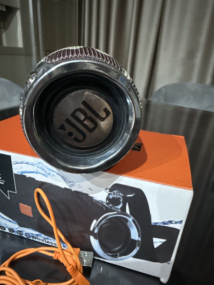 Колонка переносна JBL