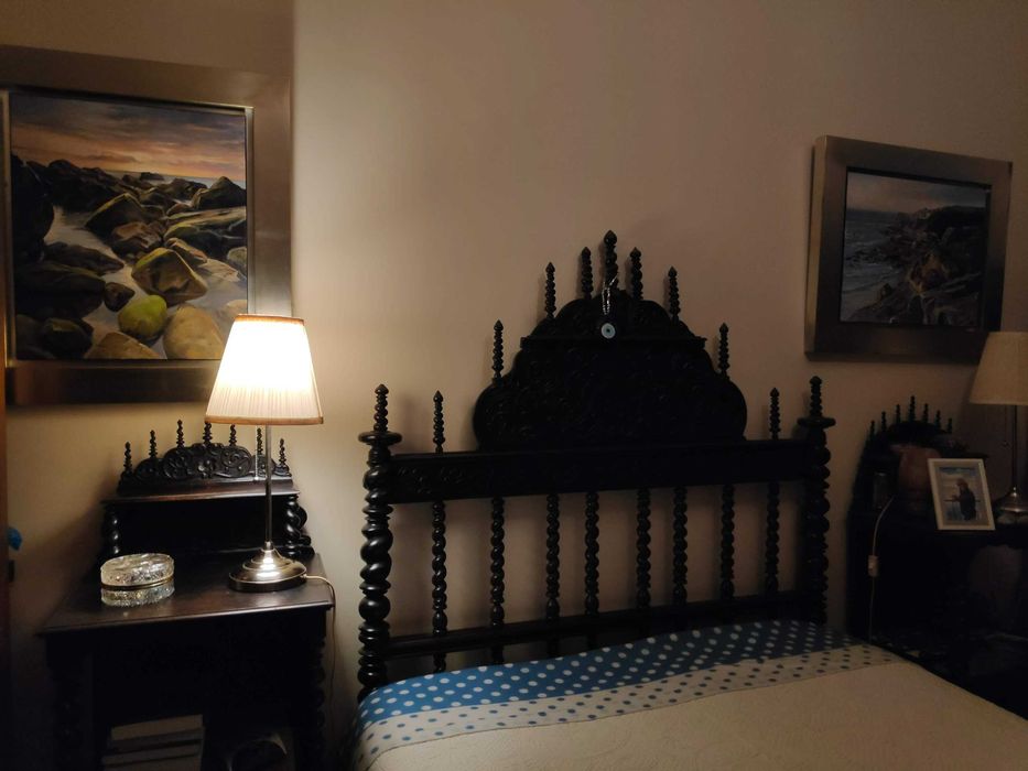 Mobília de quarto antigo, de Bilros, em madeira de pau-santo.