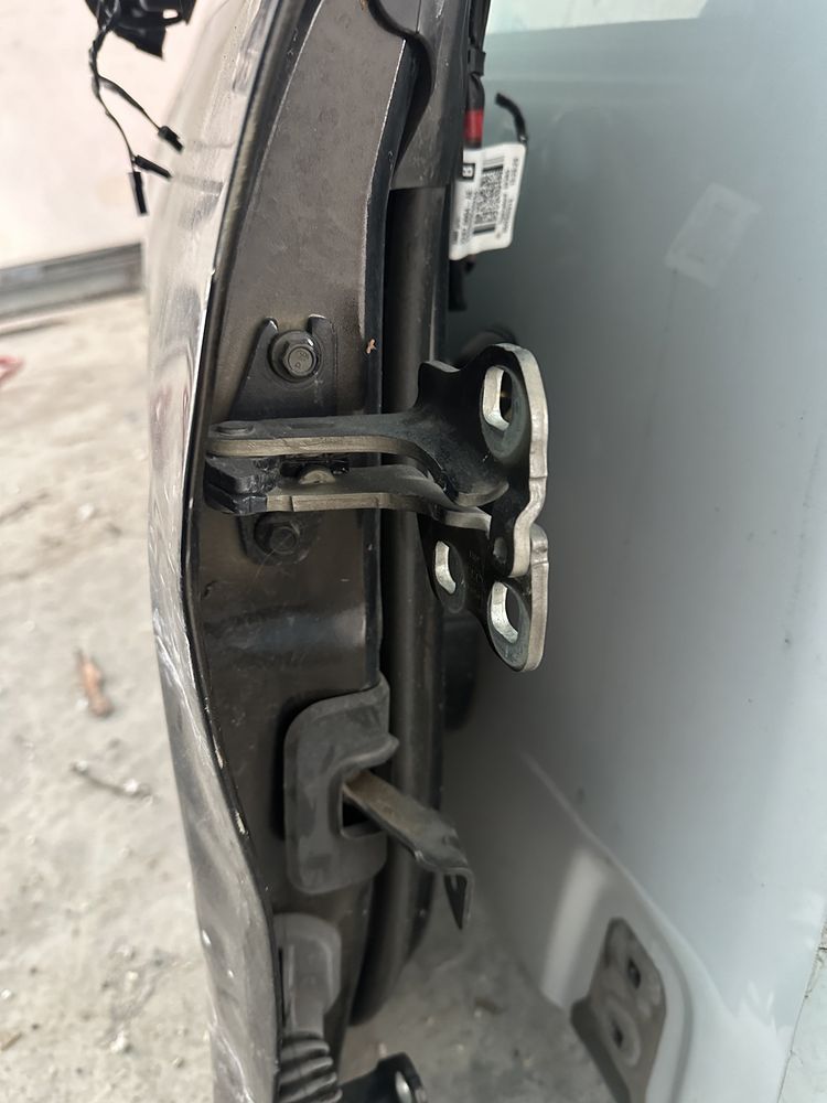 Двері tesla 3  двері тесла модел 3
