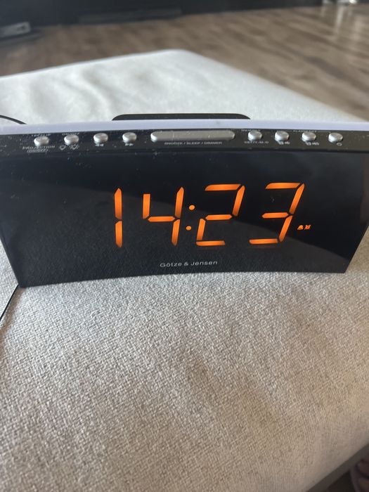 Zegarek budzik z radiem