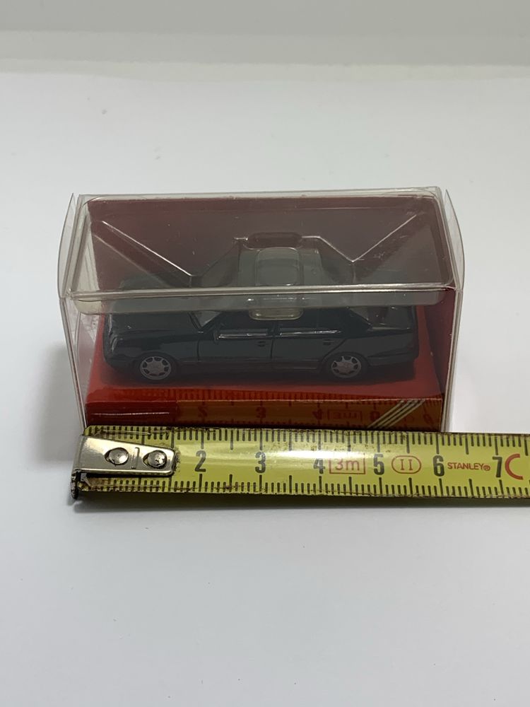 Mercedes E 280 da Herpa escala 1/87