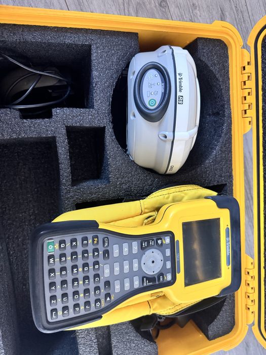 Tyczka geodezyjna GPS RTK Trimble  R8