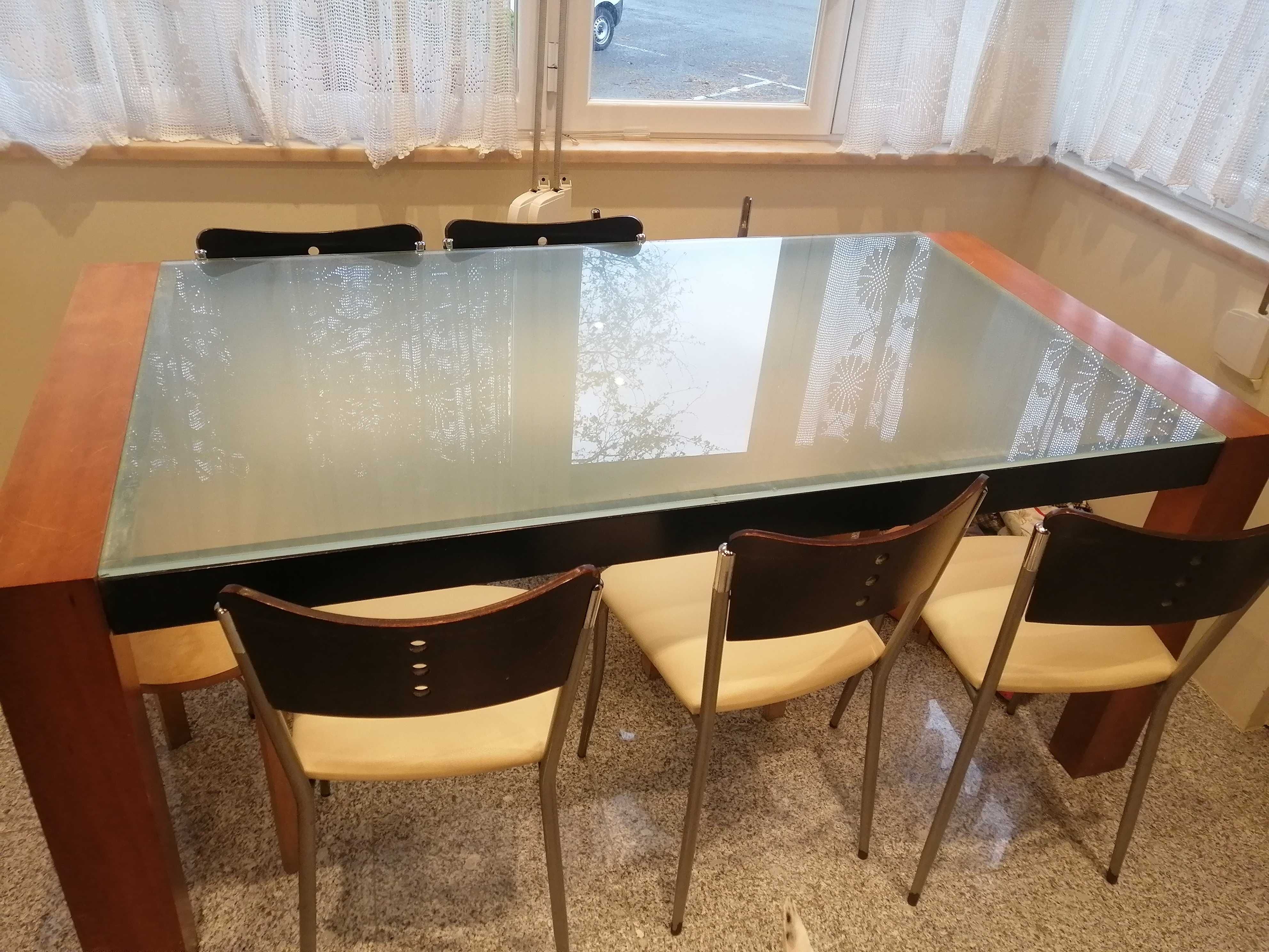 Mesa refeição de madeira e vidro temperado.