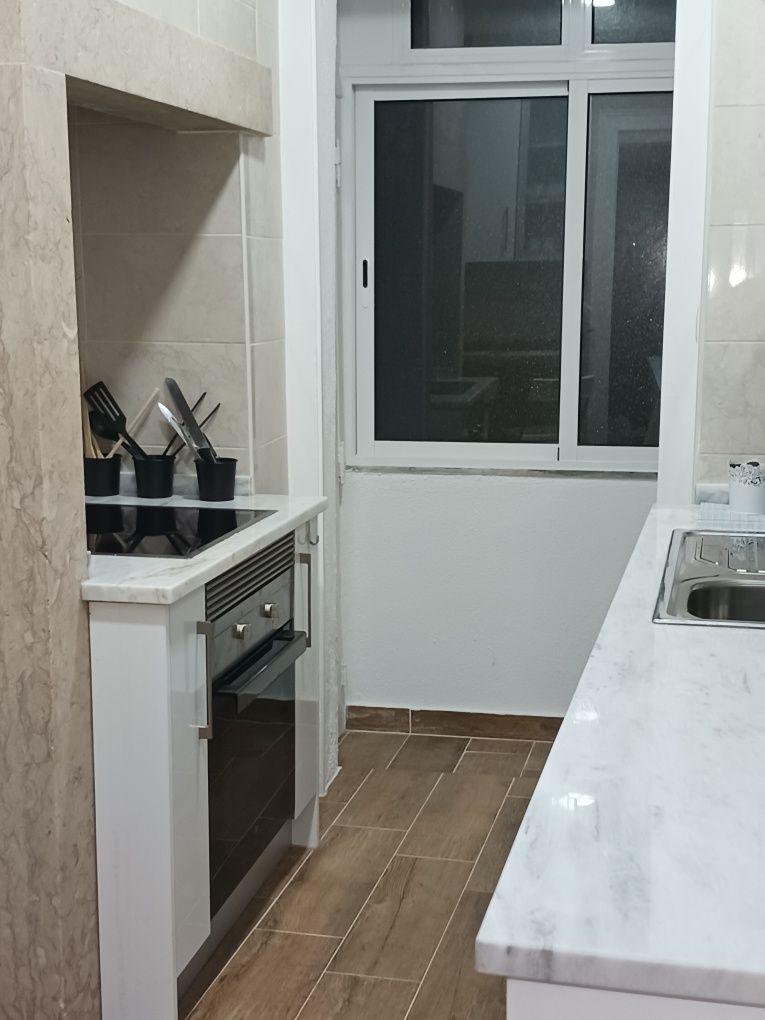 Quarto em apartamento Areiro  para quem procura um ambiente familiar .