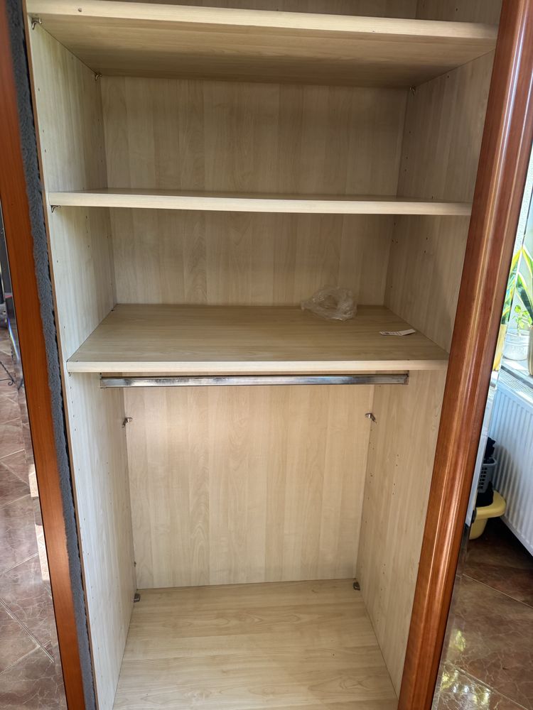Szafa wolnostojaca z drzwiami przesuwnymi