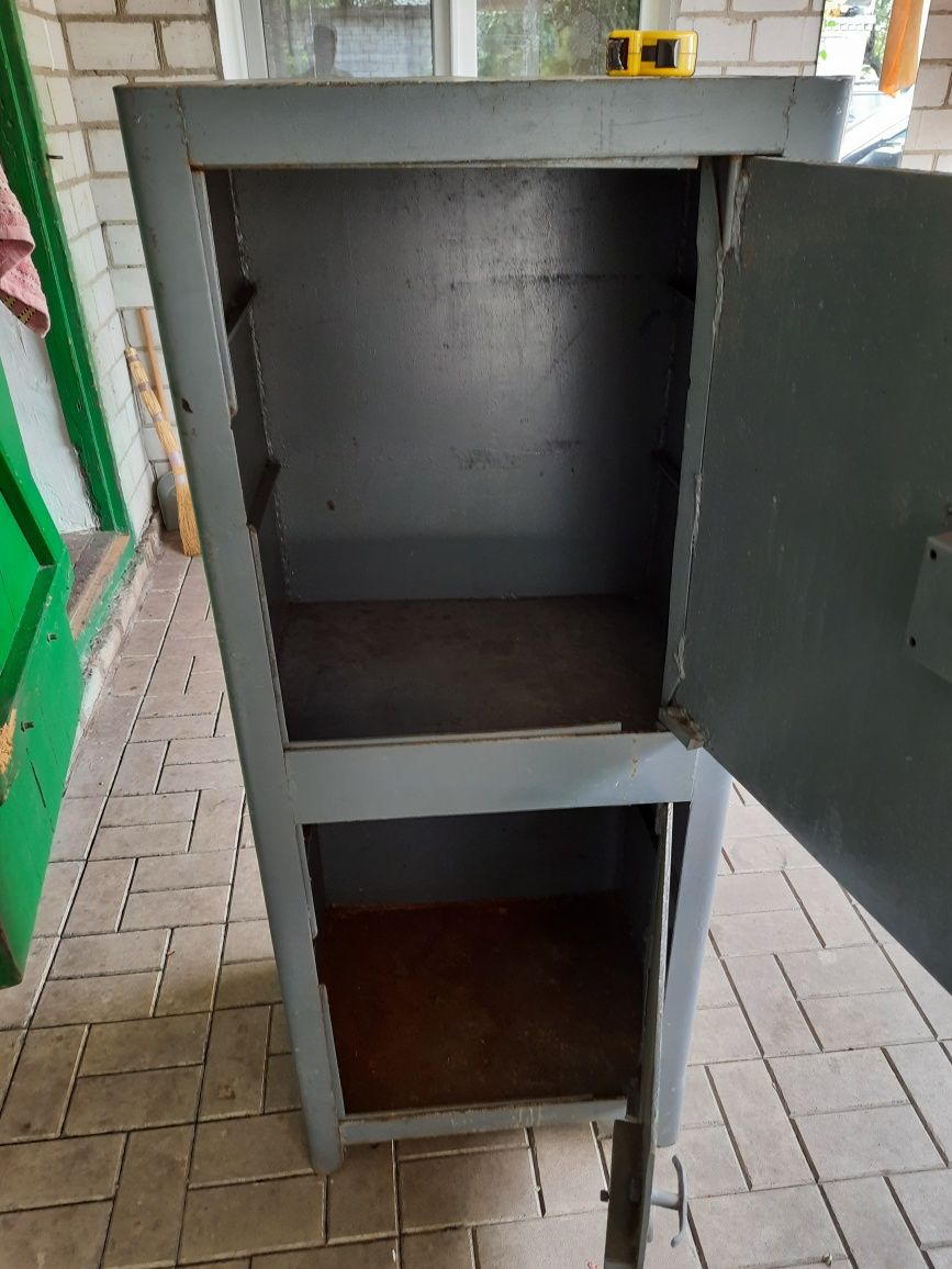 Продам сейф для документов .