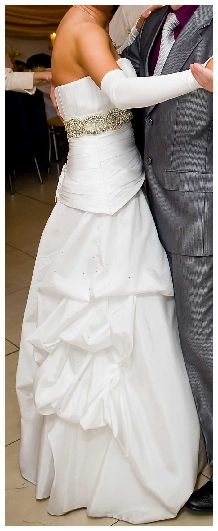 Suknia ślubna z błyszczącym pasem