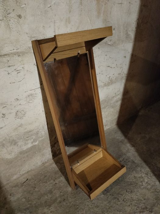 Полка з дзеркалом