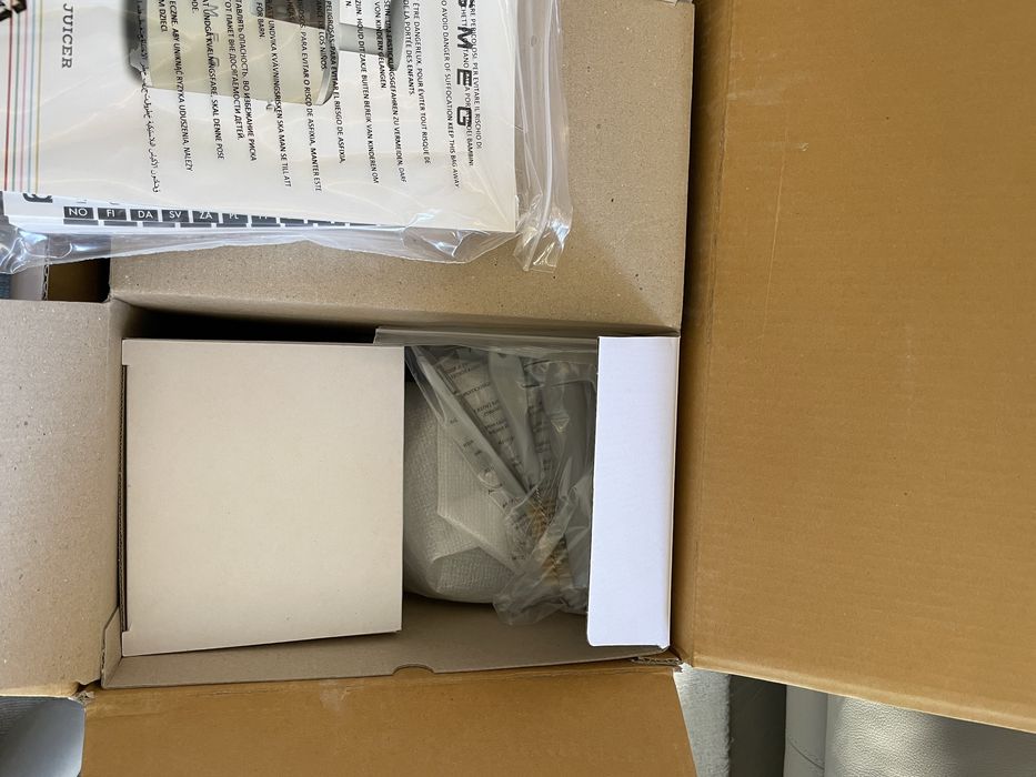 Соковижималка Smeg блакитного кольору нова