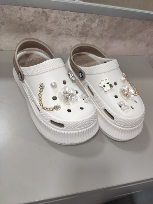 Кроксы женские с джибитсами