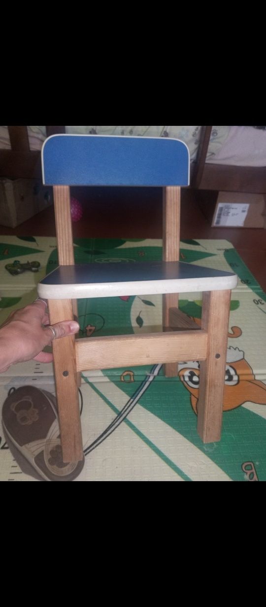 Деревянный стол и стулья