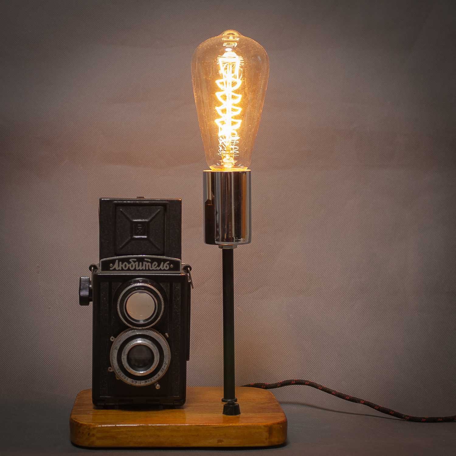 Оригинальный настольный светильник для дома.