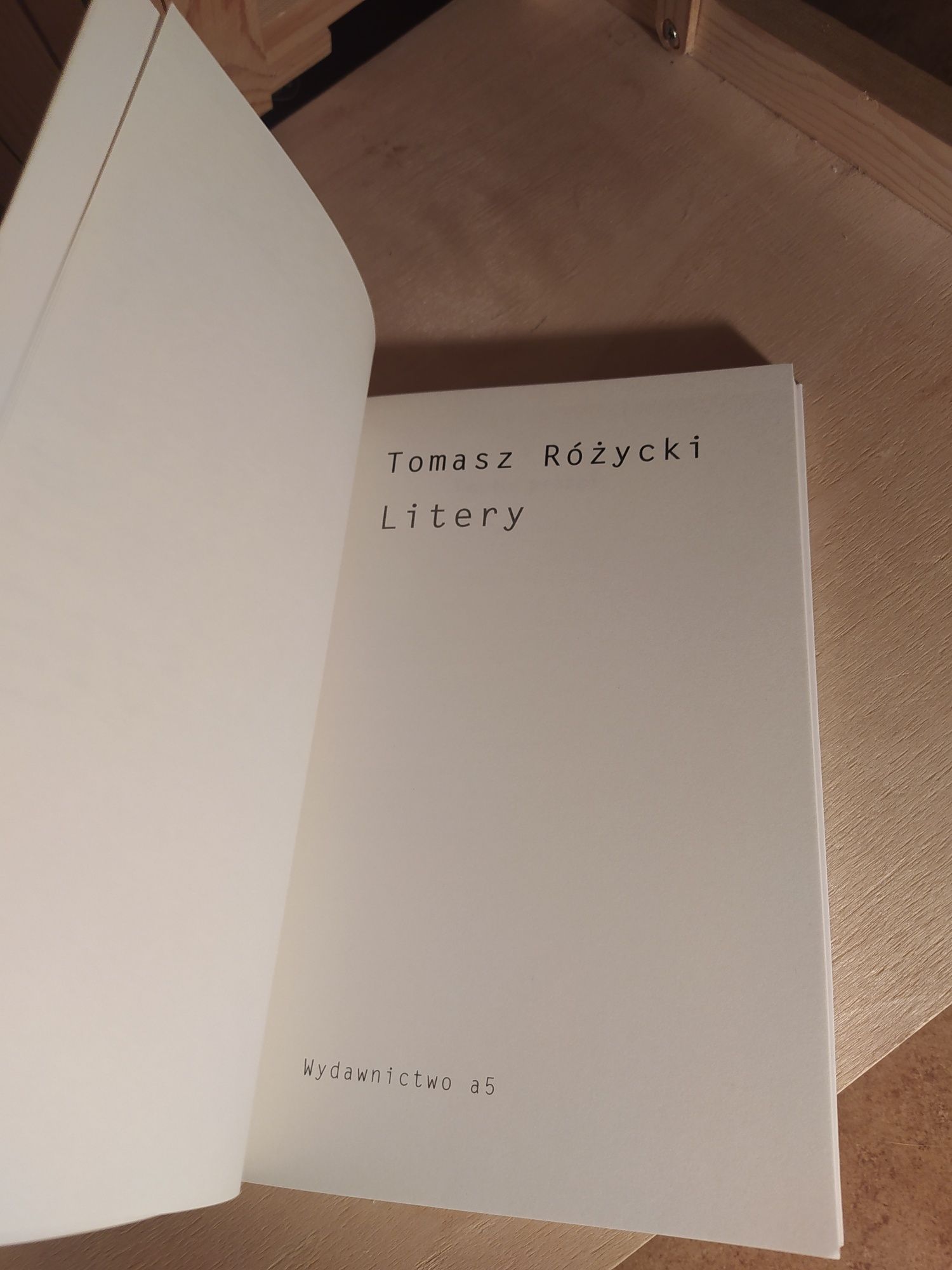 Litery. Tomasz Różycki (NOWA)