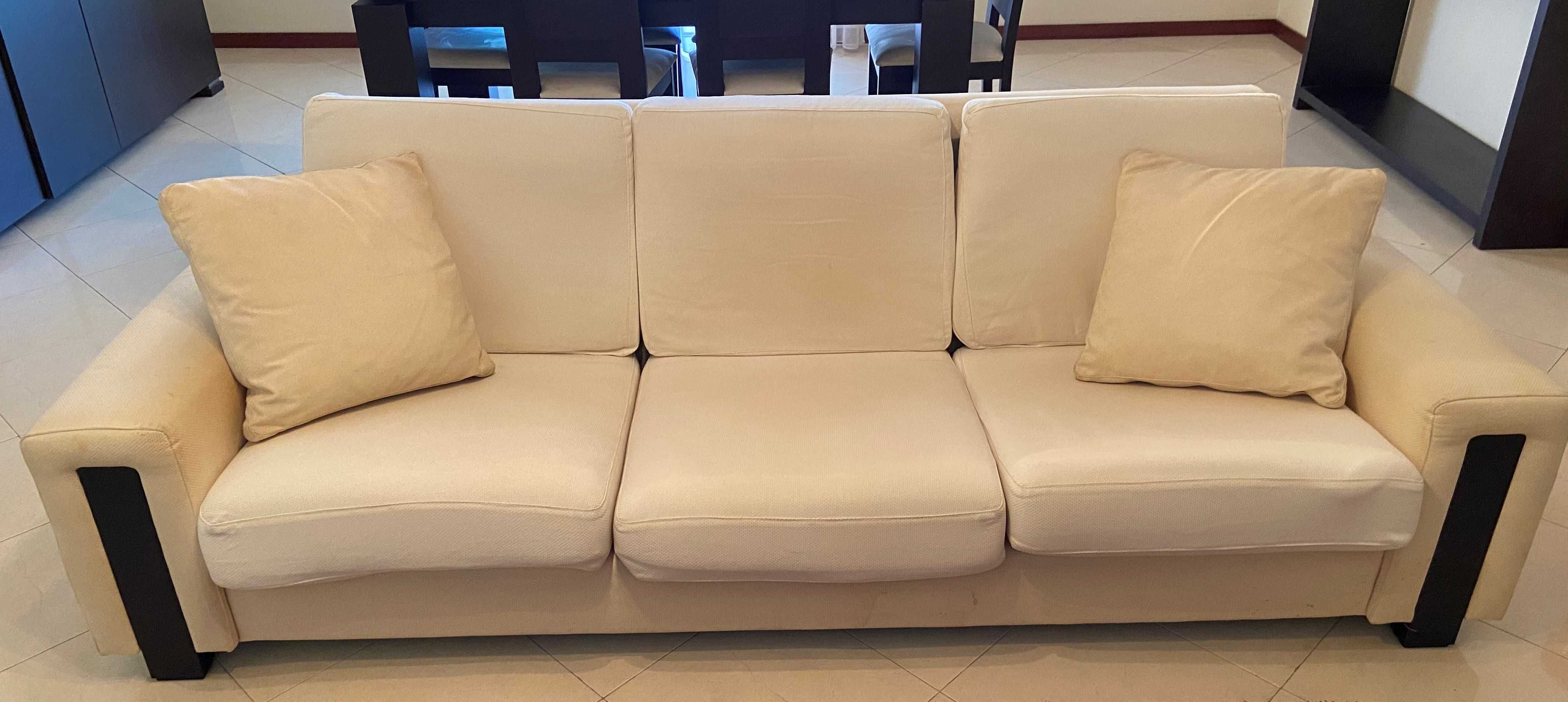 Sofa 3 Lugares Branco com duas Almofadas