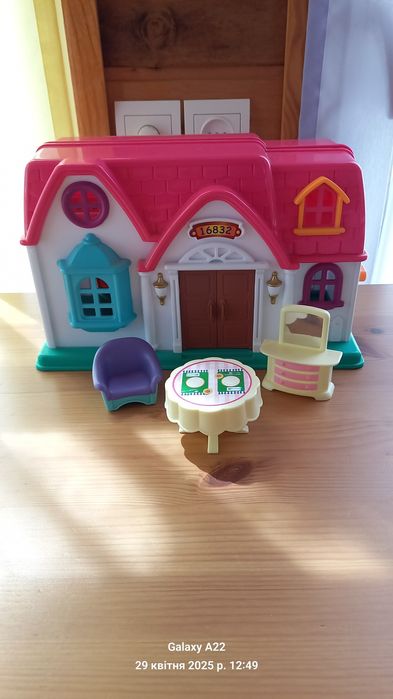 Іграшковий будиночок і кухонний набір