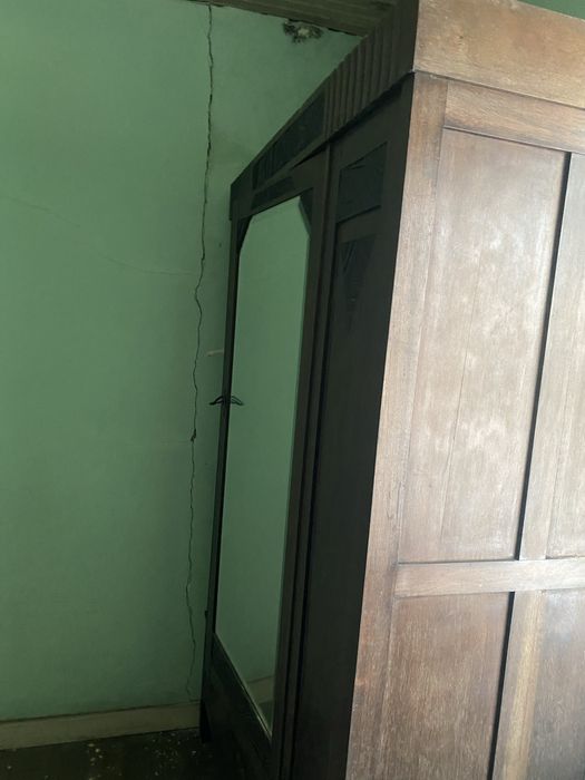 Cama antiga com colchao e armario