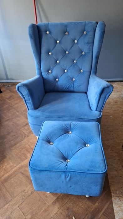 Fotel uszak z podnóżkiem.