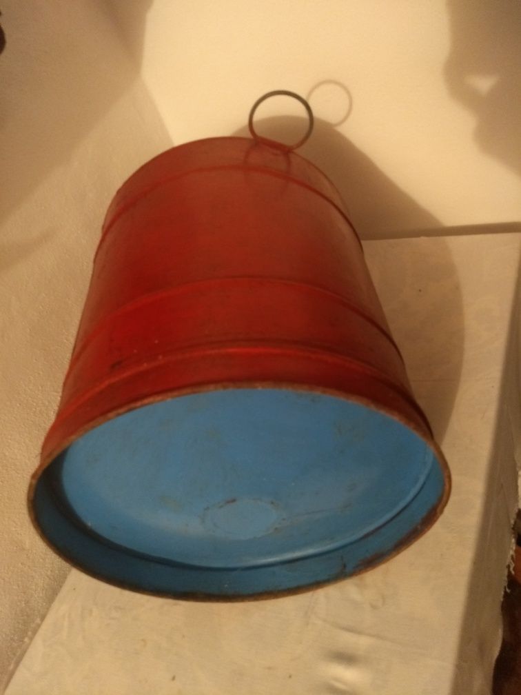 Bilha de azeite em Lata vermelha pintada.