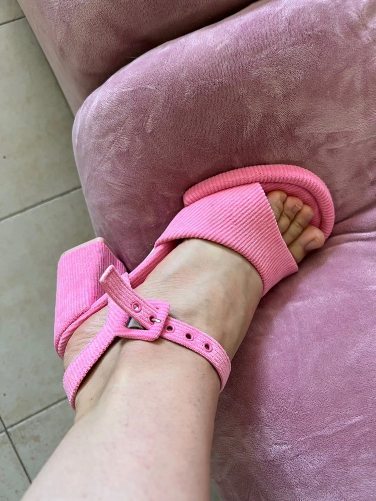 Nowe różowe miękkie sandały na szerokim obcasie w stylu Barbiecore