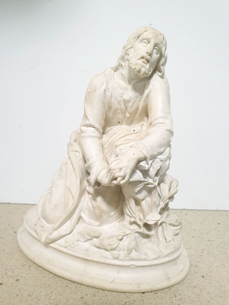 Antiga escultura de Jesus à rezar no jardim Getsèmani