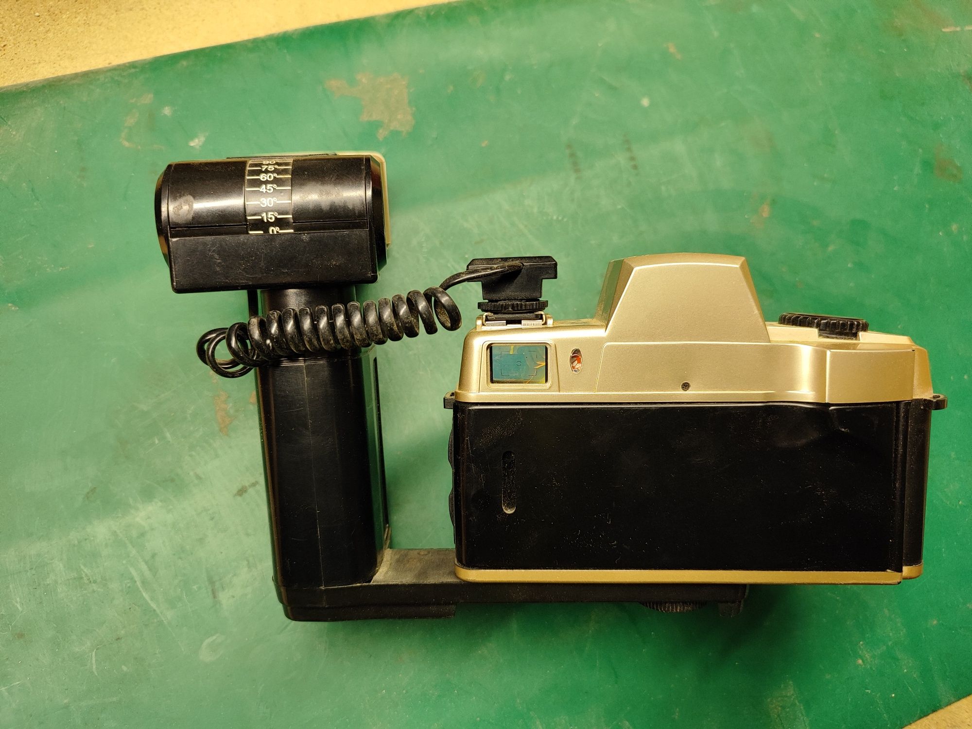 Aparat fotograficzny canon Z9002  z lampą błyskową