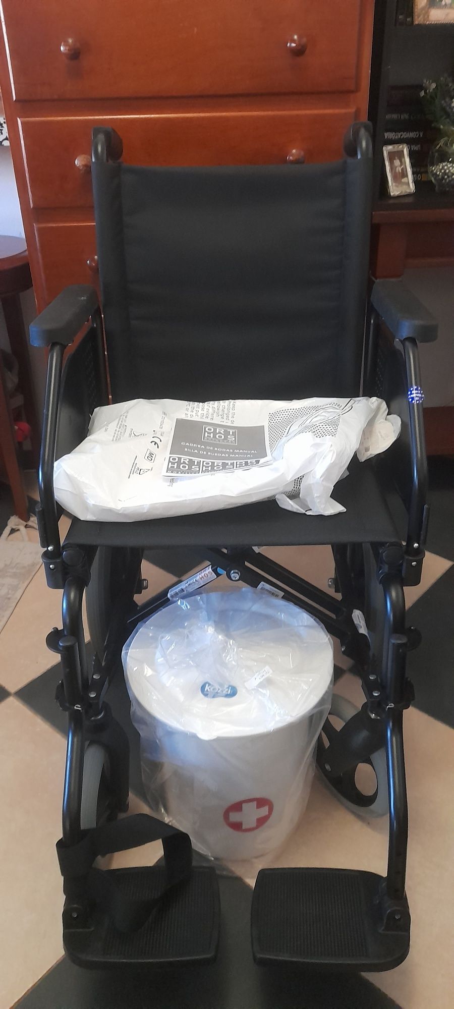 Cadeira  ortopédica com bacio  - oferta da arrastadeira . SEM USO.