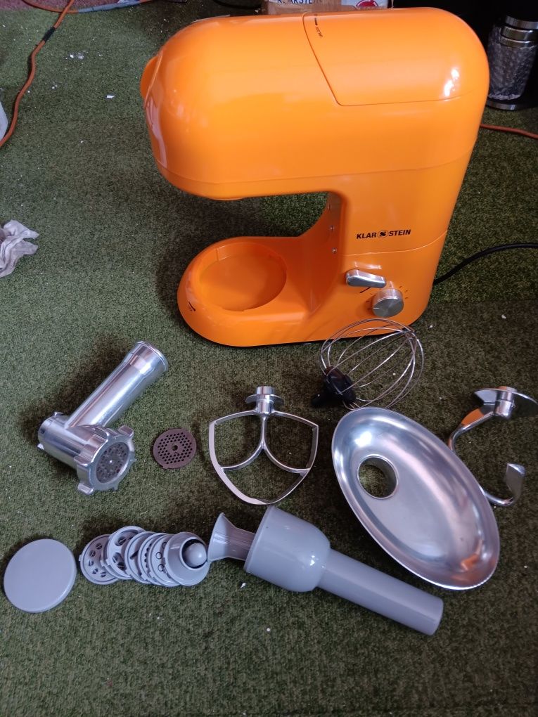 Robot z maszynką do mięsa.