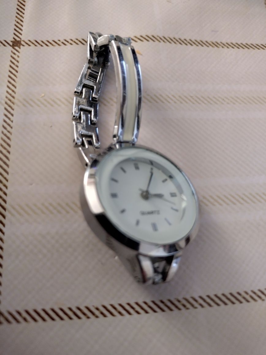 Zegarek kwarcowy z bransoletką damski. 15 cm długość z bransoletką.