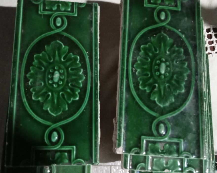 Azulejo(7) Art Nouv manuf Antigo sup inicio secXX. Dim.15,7x7,8 x1,2cm