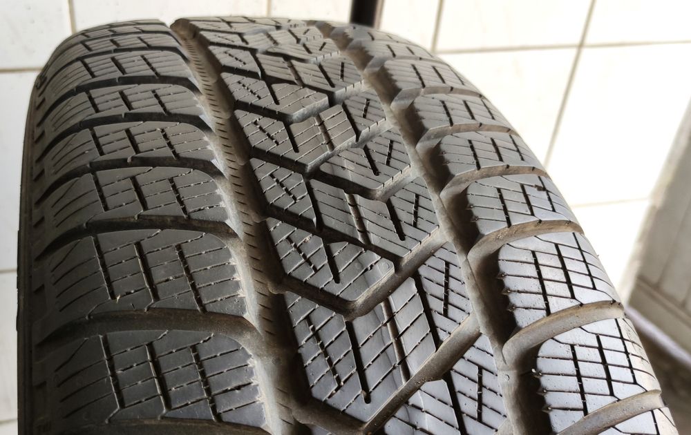 1x 225/55R19 Pirelli Scorpion TM Winter 99H C/C/72dB 7,31mm