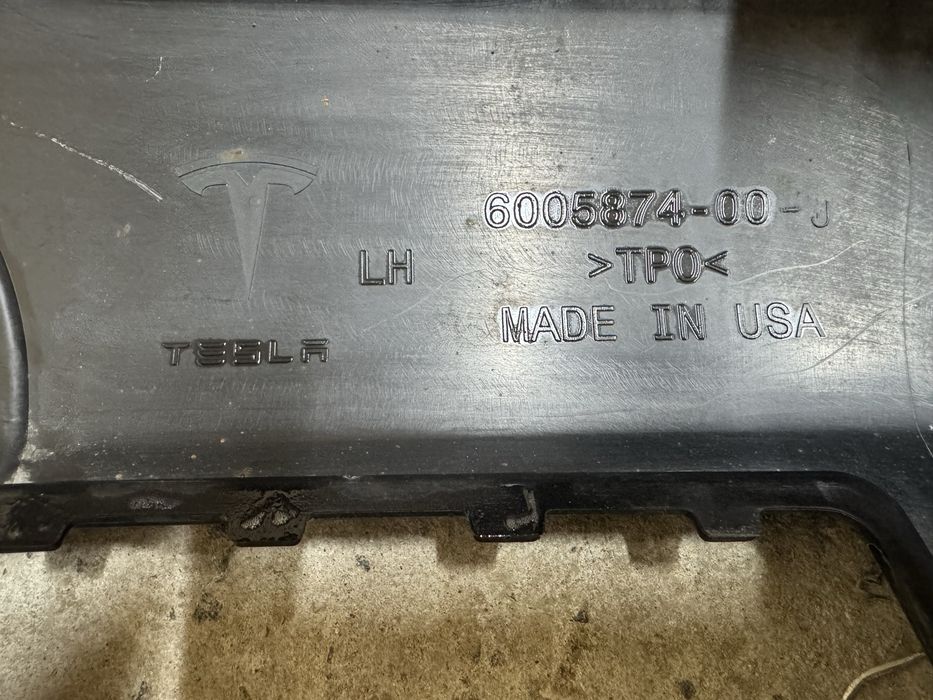 Tesla Model S накладка порога ліва