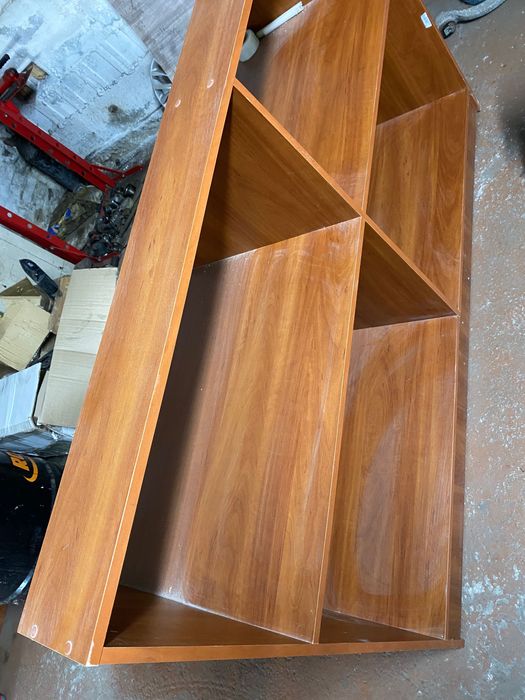 Витрина с стеклом и полками