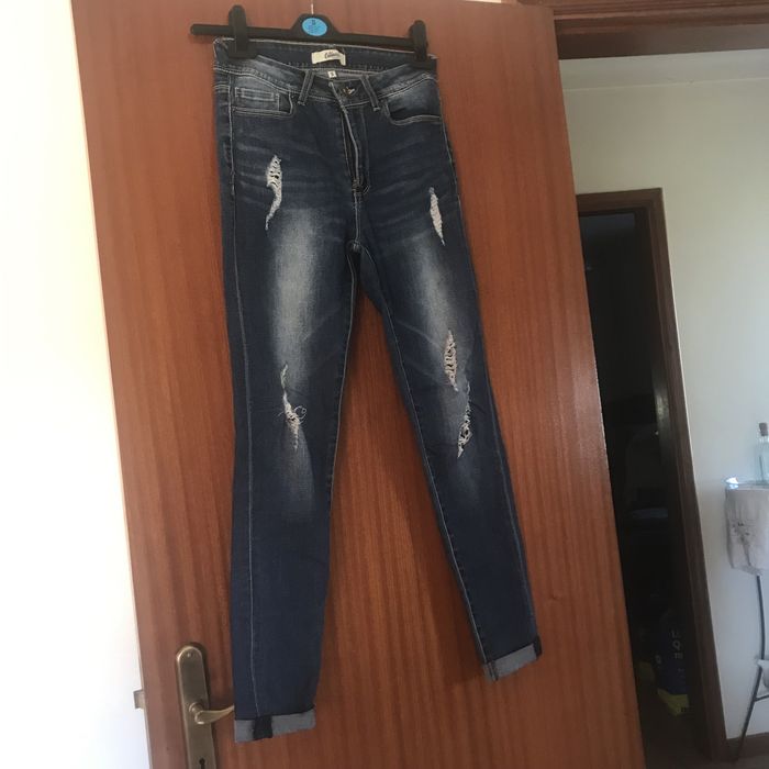 Calca de ganga elastica com rasgos nas pernas