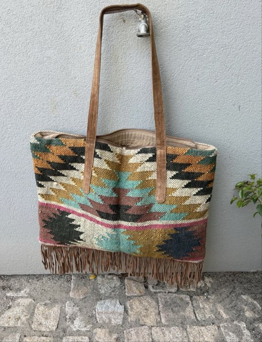 Saco de juta com pedras e lantoujolas